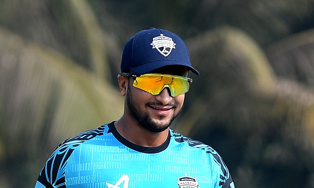 বাম চোখের সমস্যা নিয়ে অভিযোগ করে; সাকিব