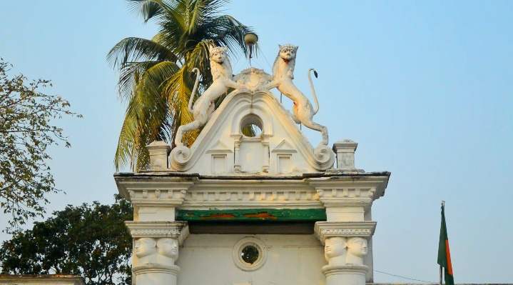 বিশ্ব কবির স্মৃতিবিজরিত নওগাঁর পতিসর কাচারিবাড়ি