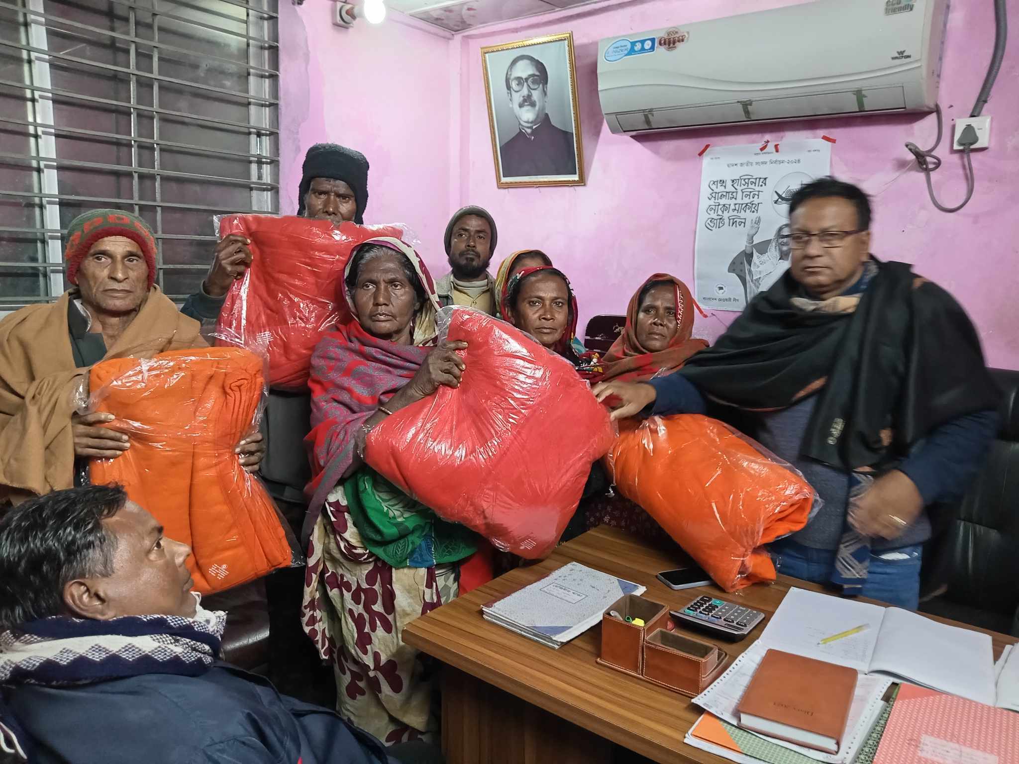 শীতার্তদের মাঝে কম্বল বিতরণ করলেন চেয়ারম্যান বেলাল উদ্দিন