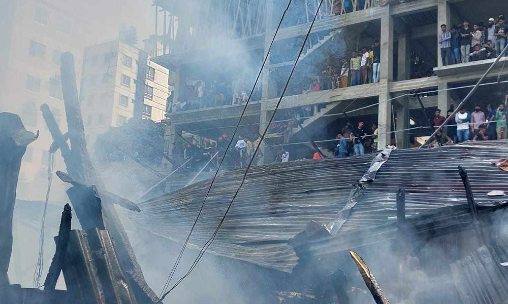 মিরপুরে ঝিলপাড় বস্তিতে আগুন, আগুন নিয়ন্ত্রণে কাজ করছে ফায়ার সার্ভিসের আটটি ইউনিট।