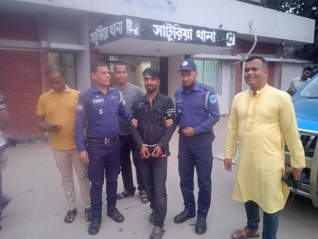 মানিকগঞ্জ সাটুরিয়ায় স্বামী কর্তৃক স্ত্রীকে প্রকাশ্যে দিবালোকে জবাই করে হত্যার ঘটনায় ঘাতক স্বামী আটক