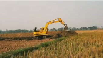 গোপালগঞ্জের কাশিয়ানীতে প্রকাশ্যে প্রশাসনের সামনেই অবৈধভাবে ফসলি জমি কেটে মাটি বেচাকেনার চলছে ধুম