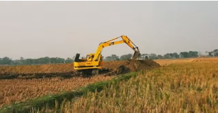 গোপালগঞ্জের কাশিয়ানীতে প্রকাশ্যে প্রশাসনের সামনেই অবৈধভাবে ফসলি জমি কেটে মাটি বেচাকেনার চলছে ধুম