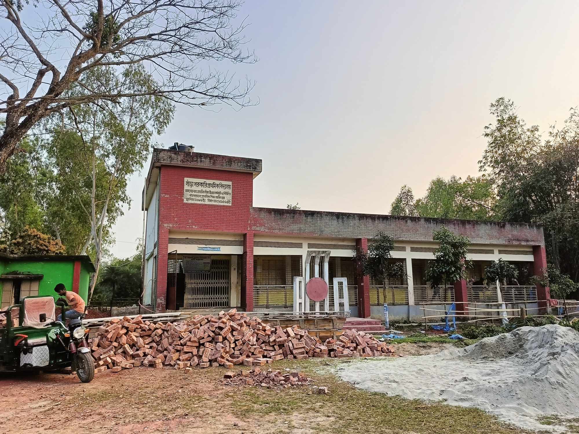 নন্দীগ্রামে মাদ্রাসা শিক্ষকের হাতে স্কুলের প্রধান শিক্ষক লাঞ্ছিত