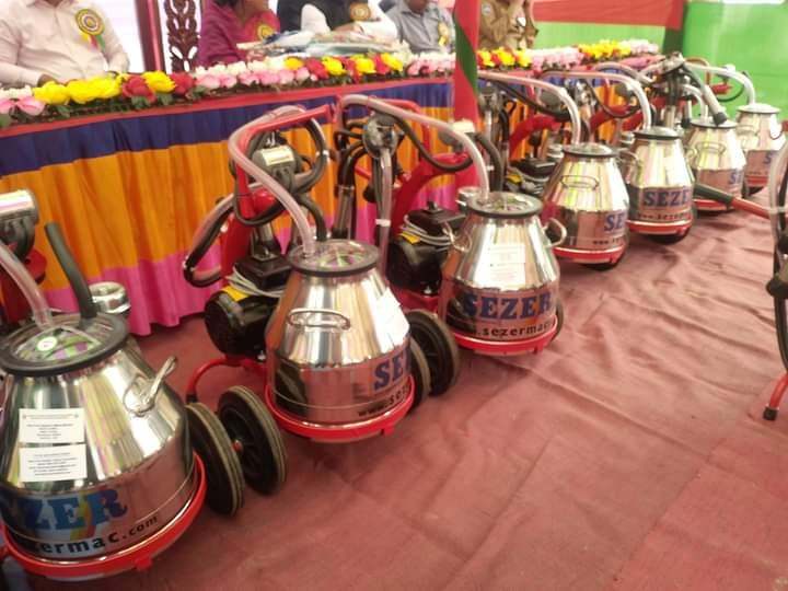 পলাশবাড়ী উপজেলা প্রাণিসম্পদ অফিসে মিল্কিং মেশিন বিতরণ উদ্বোধন