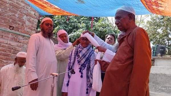 মাদ্রাসায় কোর্স সম্পন্ন কারি শিক্ষার্থীকে সন্মান সূচক পাগড়ী প্রদান
