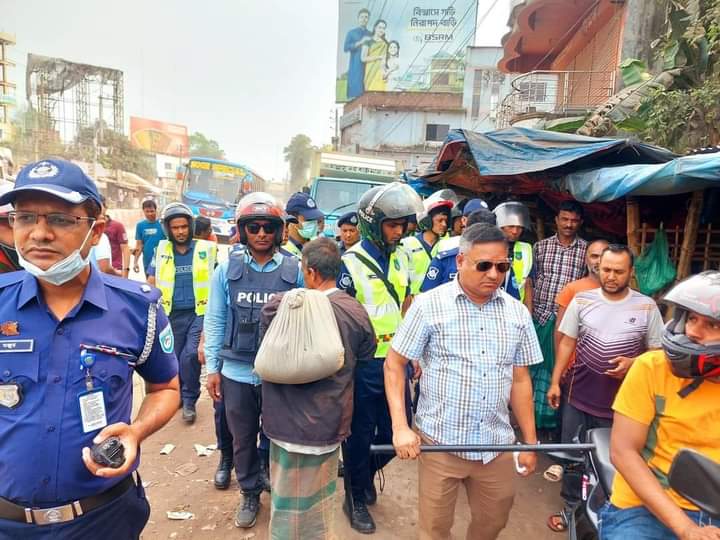 ফুটপাতের অবৈধ স্থাপনা উচ্ছেদ শুরু