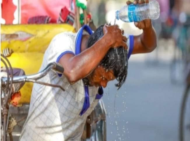দুই জেলায় হিটস্ট্রোকে ৩ জনের মৃত্যু।