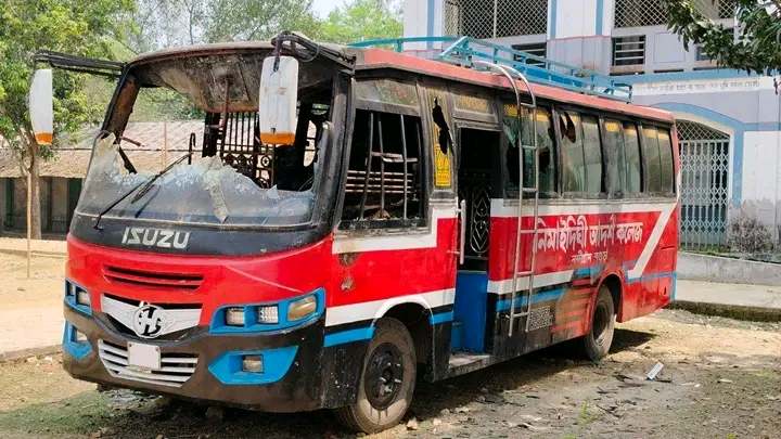 নন্দীগ্রামে নিমাইদিঘী কলেজে বাসে অগ্নিসংযোগ ও থানায় মামলা