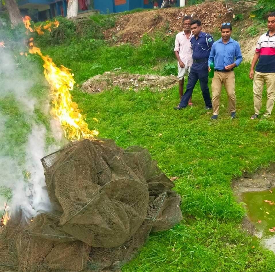 আত্রাই নদীতে উপজেলা মৎস্য অফিসের অভিযানে চায়না দুয়ারী জাল জব্দ ওআগুনে পুড়িয়ে ভীষিভূত।