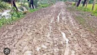 হাঁটু কাদা রাস্তায় চরম দূর্ভোগে নন্দীগ্রামের মানুষ।