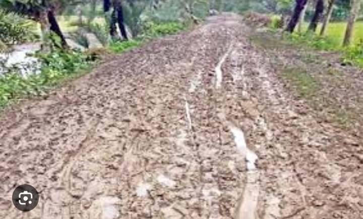 হাঁটু কাদা রাস্তায় চরম দূর্ভোগে নন্দীগ্রামের মানুষ।