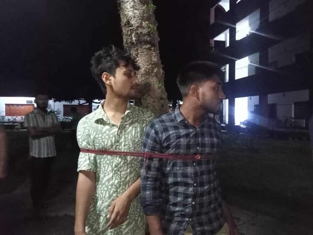 অস্ত্রভর্তি ট্রাংক সরানোর অভিযোগে রাবির দুই ছাত্রলীগ কর্মীকে পুলিশে সোপর্দ।