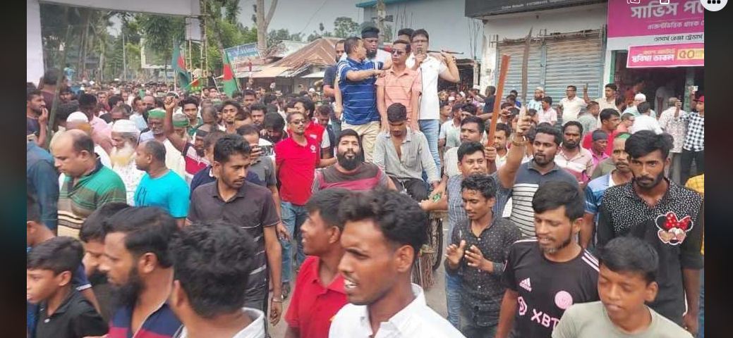 শেখ হাসিনাকে দেশে ফিরিয়ে আনতে ফরিদপুরে আ.লীগের সশস্ত্র বিক্ষোভ!