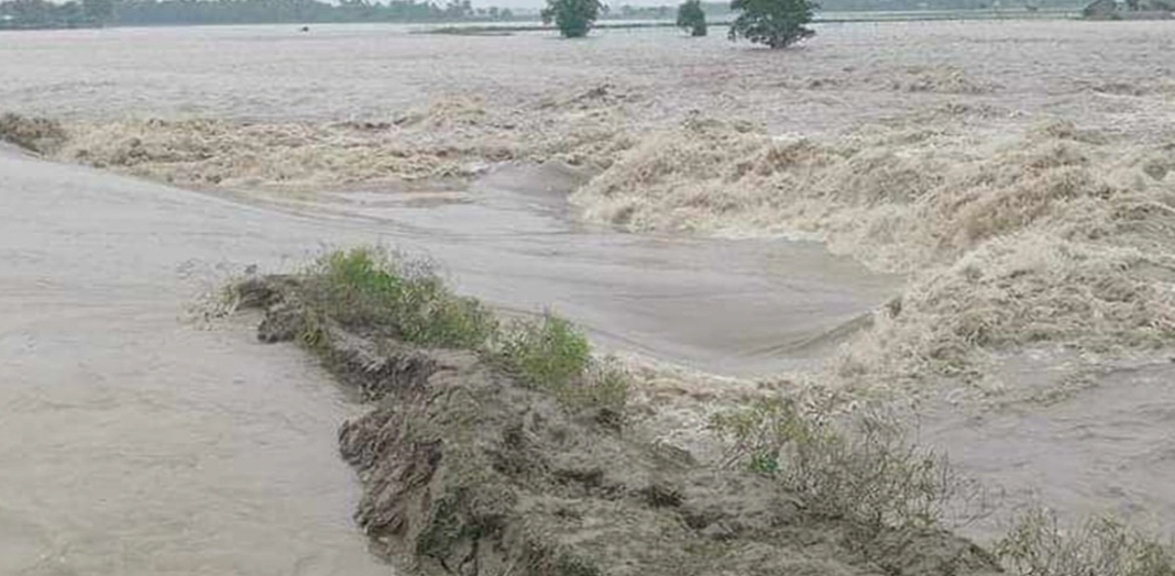 খুলনায় বেড়িবাঁধ ভেঙে প্লাবিত ১৩ গ্রাম