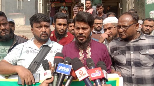 ডেমরায় প্রবাসীর বিরুদ্ধে মিথ্যা অভিযোগ ও হয়রানি বন্ধের দাবীতে এলাকাবাসীর মানববন্ধন