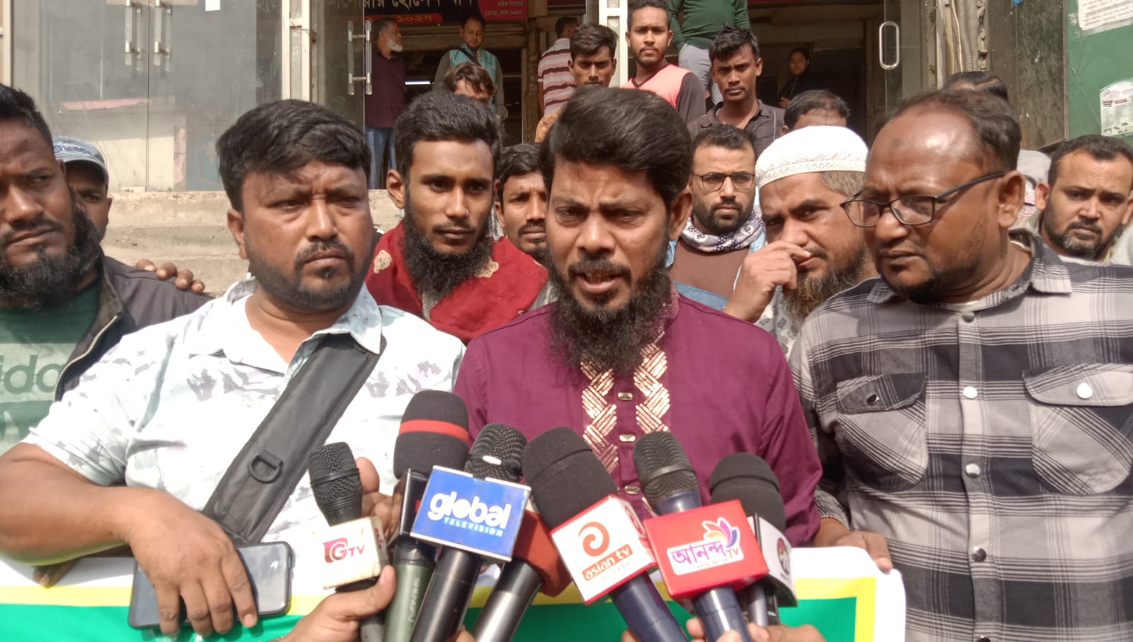 ডেমরায় প্রবাসীর বিরুদ্ধে মিথ্যা অভিযোগ ও হয়রানি বন্ধের দাবীতে এলাকাবাসীর মানববন্ধন