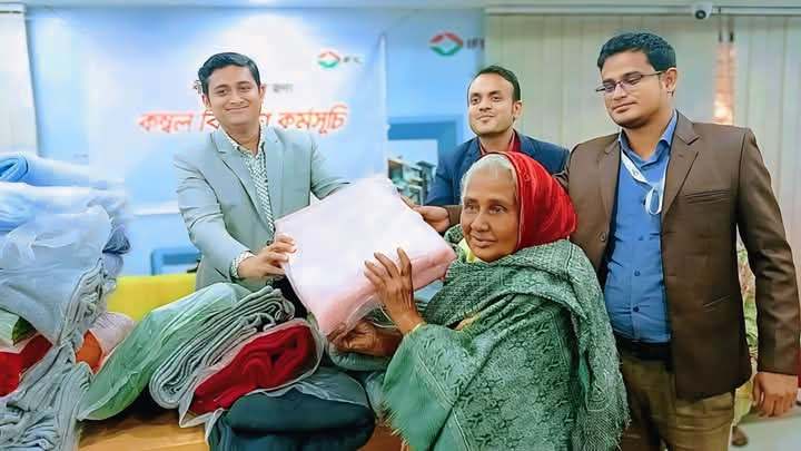 পলাশবাড়ীতে শীতার্ত অসহায় মানুষের পাশে দাঁড়ালো আইএফআইসি ব্যাংক