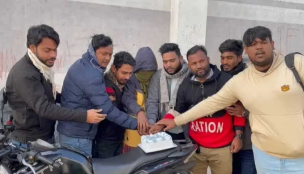 মোটরসাইকেলের ওপর কেক কাটলো ছাত্রলীগ