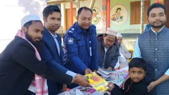 বোচাগঞ্জে আল-ইক্বরা দ্বীনিয়াত একাডেমীর উদ্যোগে বই বিতরণ