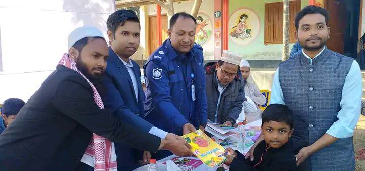 বোচাগঞ্জে আল-ইক্বরা দ্বীনিয়াত একাডেমীর উদ্যোগে বই বিতরণ