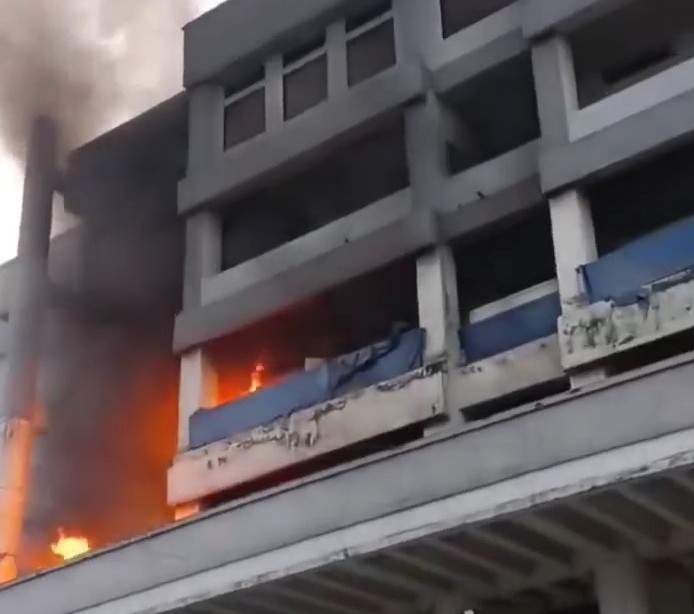 ফায়ার সার্ভিসের প্রচেষ্টায় দিনাজপুর মেডিকেল কলেজ হাসপাতালের আগুন নিয়ন্ত্রণে