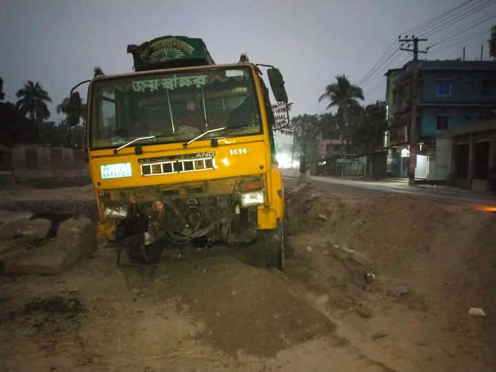 পলাশবাড়ীতে সড়ক দূর্ঘটনায় গাড়ী চালক ঘটনাস্থলেই নিহত; আহত ১০জন