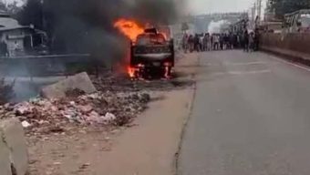 চট্টগ্রামে সিলিন্ডার বিস্ফোরণে গাড়িতে আগুন