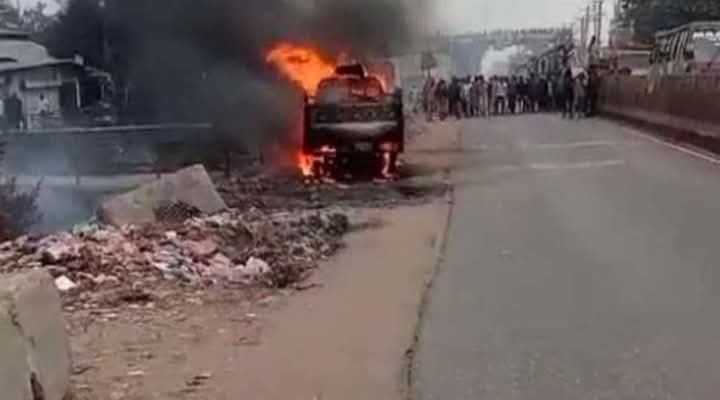 চট্টগ্রামে সিলিন্ডার বিস্ফোরণে গাড়িতে আগুন