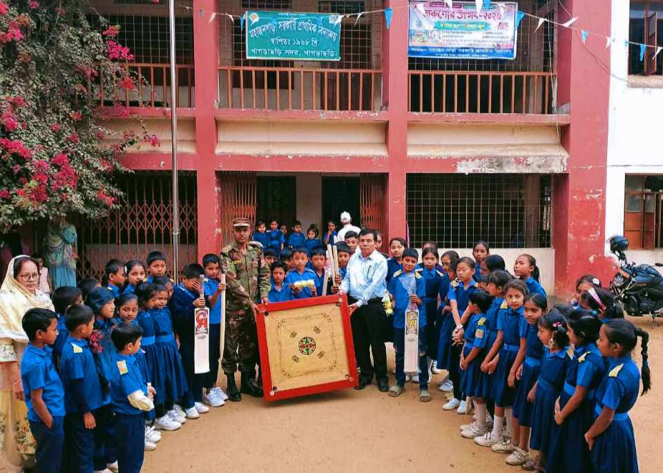 খাগড়াছড়ি সেনা জোন কর্তৃক ছা্‌ত্রছাত্রীদের মাঝে খেলার সামগ্রী বিতরণ