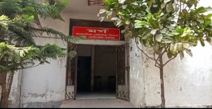 বাসা থেকে এক কলেজছাত্রীর ঝুলন্ত লাশ উদ্ধার করেছে পুলিশ