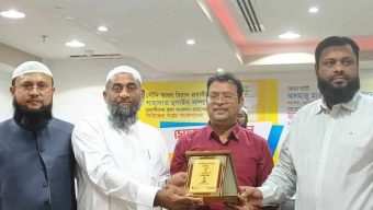 প্রবাসের গল্প বইয়ের মোড়ক উন্মোচন ও লেখক সম্মাননা পেলেন সাংবাদিক হৃদয়