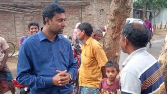 বিএসএফ কর্তৃক আটকের পর ফেরৎ হওয়া ২ বাংলাদেশী কৃষকের সাথে মোঃ ইসমাইল হোসেন এর কুশল বিনিময়