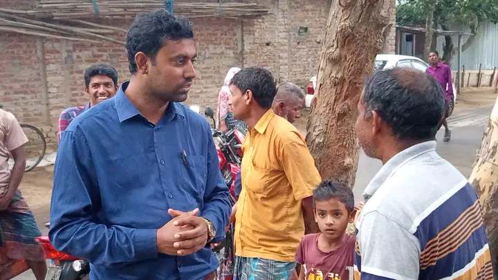 বিএসএফ কর্তৃক আটকের পর ফেরৎ হওয়া ২ বাংলাদেশী কৃষকের সাথে মোঃ ইসমাইল হোসেন এর কুশল বিনিময়