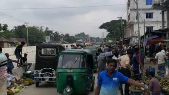 শাজাহানপুরে  বাজার  বসে  মহাসড়কের উপর