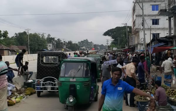 শাজাহানপুরে  বাজার  বসে  মহাসড়কের উপর