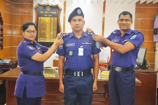 জেলা পুলিশ সুপার নিশাত এ্যাঞ্জেলা পদোন্নতিদের ব্যাচ পরিয়ে দিলেন ।