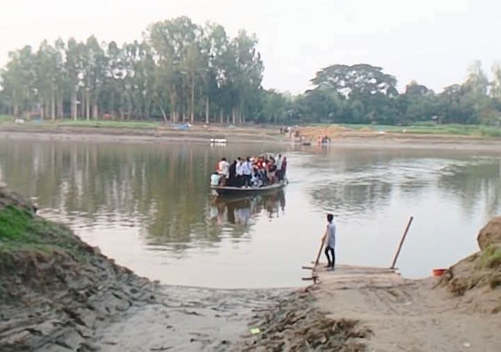 পলাশবাড়ীতে তিনটি সেতুর অভাবে ৫০ গ্রামের মানুষের এ দুর্ভোগ আর কতদিন!