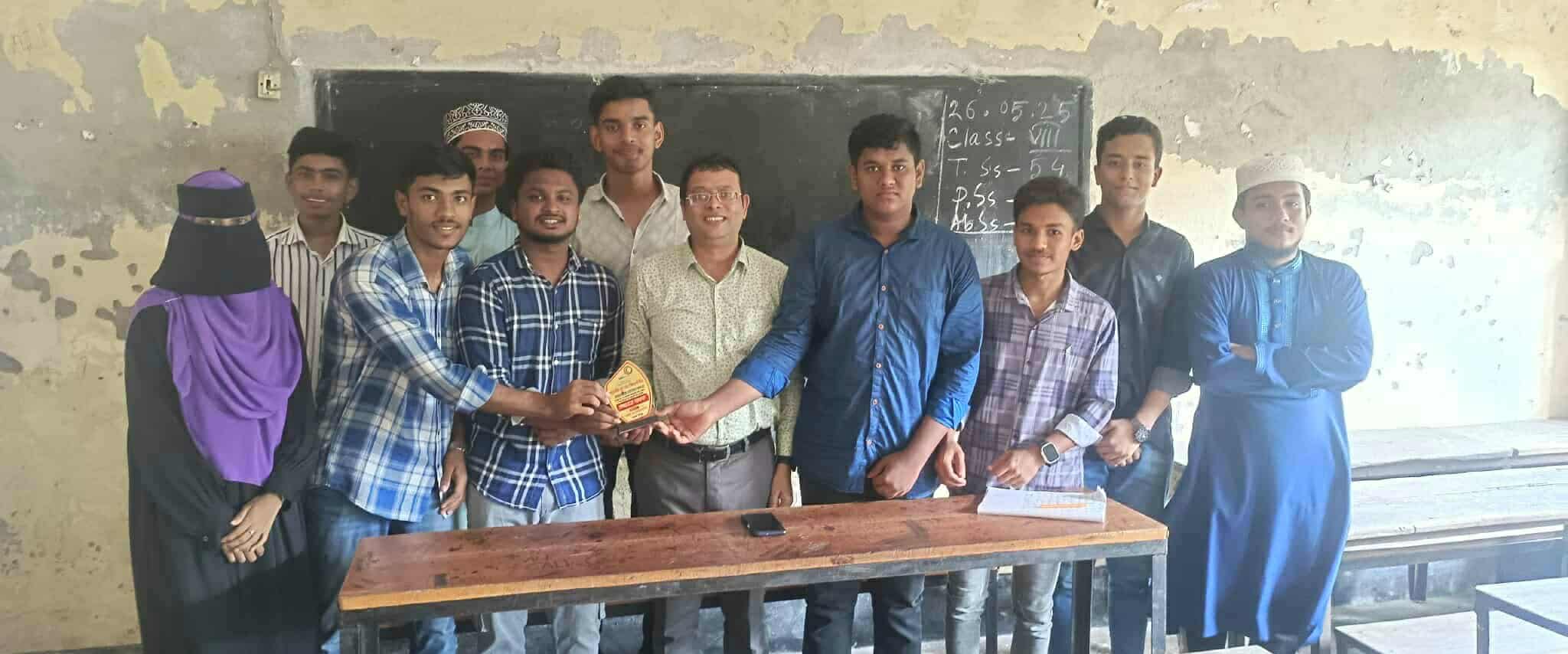 শাহরাস্তি যুব রেড ক্রিসেন্ট সোসাইটির উদ্যোগে এইচএসসি ১১ পরীক্ষার্থীকে শিক্ষা উপকরণ প্রদান