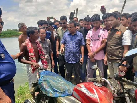 বোচাগঞ্জ সাধন হত্যার মুল আসামি বন্ধু মনোজিৎ  গ্রেফতার উদ্ধার করা হয়েছে মটর সাইকেল সহ হত্যা ব্যবহৃত আলামত।