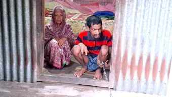 মানুষ দেখলেই বড় চোখে তাকিয়ে থাকেন শিকলবন্দি সাইফুল