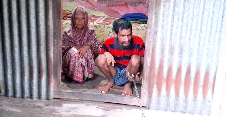 মানুষ দেখলেই বড় চোখে তাকিয়ে থাকেন শিকলবন্দি সাইফুল