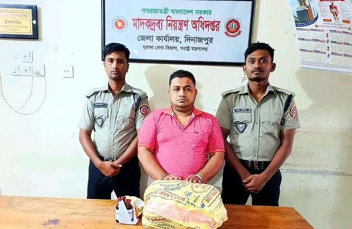 দিনাজপুরে মাদকদ্রব্য নিয়ন্ত্রণ অধিদপ্তরের অভিযানে ৩০ বোতল এবং তরল ৪ লিটার ফেনসিডিল সহ আটক-১