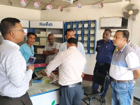 বোচাগঞ্জে ২৫ হাজার টাকা জরিমানা করছে ভ্রাম্যমান আদালত।