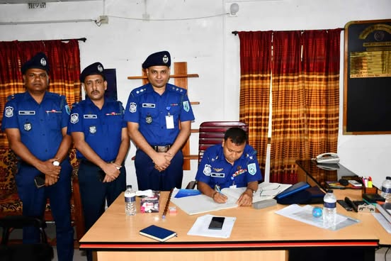 হিলি স্থলবন্দরের ইমিগ্রেশন চেকপোস্ট ও হাকিমপুর থানা পরিদর্শন করলেন  পুলিশ সুপার মারুফাত হুসাইন।