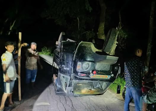 সড়কে গাছ ফেলে ডাকাতির চেষ্টাকালে থ্রী হুইলার উল্টে নিহত-১জন আহত-১জন।