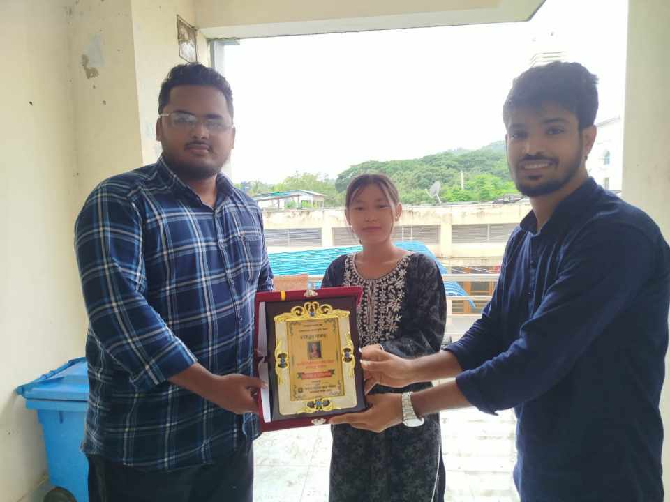 পড়াশোনা অনিশ্চিত হওয়া লামা উপজেলার ছাইনুমে মারমার পাশে পার্বত্য চট্টগ্রাম ছাত্র পরিষদ