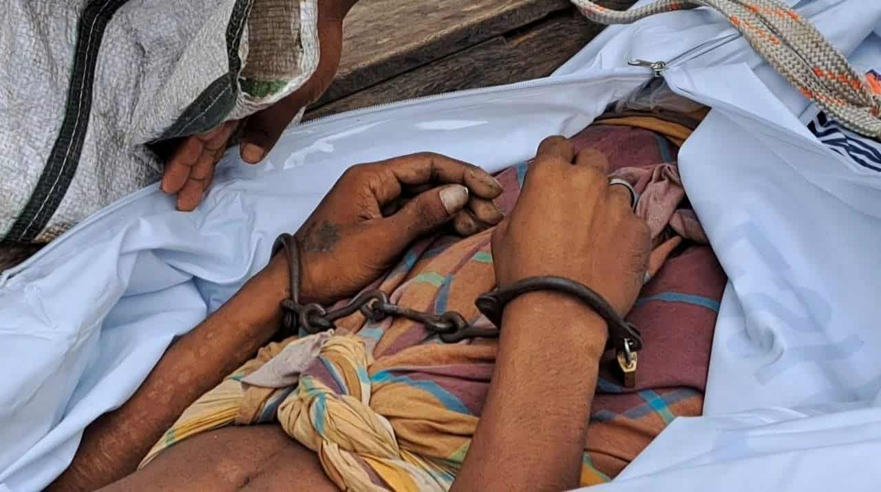 হাত ও পায়ে শিকল বেরি পড়া অবস্থায় যুবকের মৃত্যু দেহ উদ্ধার।