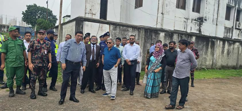 হিলি স্থলবন্দর পরিদর্শন করলেন নৌ উপদেষ্টা এম সাখাওয়াত হোসেন।