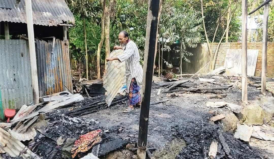 আগুনে পুরে সব ছাই হয়ে গেল দরিদ্র রুস্তম আলির।